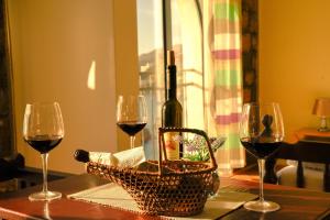 een tafel met twee glazen wijn en een mand bij Apartments Susanna in Ulcinj