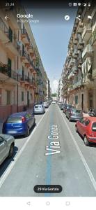 een uitzicht op een straat met auto's op de weg bij Lighthouse Taranto in Taranto