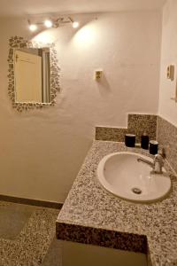 La salle de bains est pourvue d'un lavabo et d'un miroir. dans l'établissement Wald-Ferienhaus-Seefried, à Immenstadt