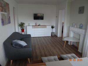 sala de estar con sofá y mesa en Ferienwohnung Stein, en Verrenberg