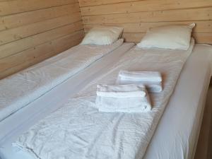 Postel nebo postele na pokoji v ubytování Stundarfriður cottages + 50 fotografií