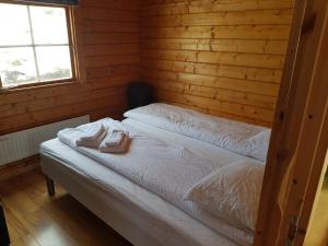 מיטה או מיטות בחדר ב-Stundarfriður cottages