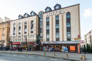 ラドムにあるHotel Poniatowskiの市道の角のホテル