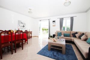 sala de estar con sofá y mesa en Townhouse Palm Beach by Algarve Vacation, en Albufeira