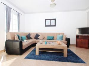 sala de estar con sofá y mesa de centro en Townhouse Palm Beach by Algarve Vacation, en Albufeira