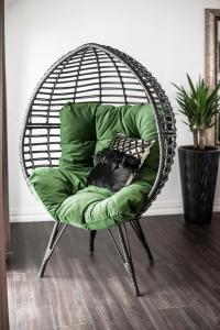 - Silla verde con almohada en la habitación en Luxury Loft, en Kaunas