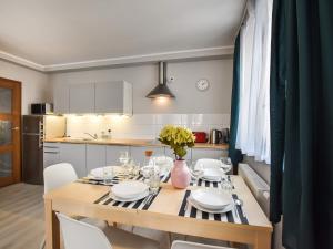 Kuchyňa alebo kuchynka v ubytovaní VacationClub – Osiedle Podgórze 1E Apartament 19