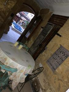 une chaise avec un oreiller devant une porte dans l'établissement Warda Guest House, à Xewkija