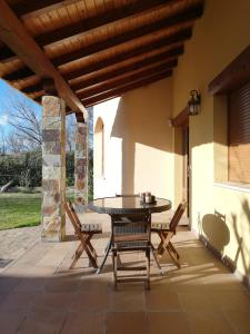 Villaturiel的住宿－La Cuquina，庭院里设有桌椅。