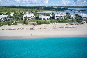 West End VillageにあるCap Juluca, A Belmond Hotel, Anguillaのリゾート付きビーチの空中ビュー