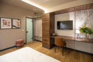 TV a/nebo společenská místnost v ubytování Allure Boutique Hotel + 37 fotografií
