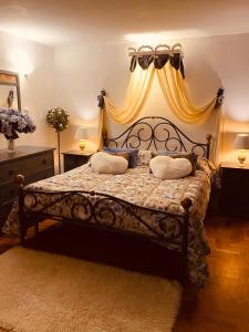 1 dormitorio con 1 cama con dosel en Alloggio turistico S.Pellegrino 45 en Viterbo