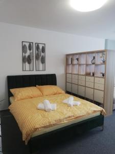 - une chambre avec un lit doté de 2 oreillers blancs dans l'établissement Apartment MyMara No3, à Bešeňová