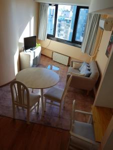 sala de estar con mesa y sofá en Duplex Cabildo en Buenos Aires