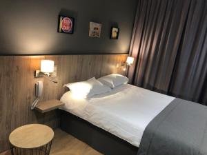 Ένα ή περισσότερα κρεβάτια σε δωμάτιο στο Hotel Victor Hugo
