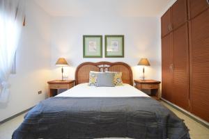 A bed or beds in a room at Las Eras - La casa frente al mar