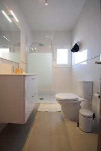 A bathroom at Las Eras - La casa frente al mar