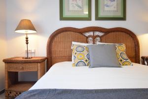 a bedroom with a bed with a wooden headboard and a lamp at Las Eras - La casa frente al mar in Las Eras