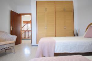 A bed or beds in a room at Las Eras - La casa frente al mar
