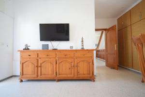 A television and/or entertainment centre at Las Eras - La casa frente al mar