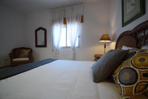 A bed or beds in a room at Las Eras - La casa frente al mar