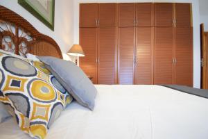 A bed or beds in a room at Las Eras - La casa frente al mar