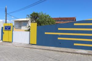 una pared azul y amarilla junto a una calle en Pousada Flay 7 minutos do Aeroporto Florianópolis en Florianópolis