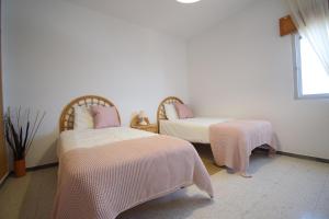 A bed or beds in a room at Las Eras - La casa frente al mar