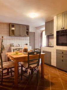 Kuchyň nebo kuchyňský kout v ubytování Alloggio turistico S.Pellegrino 45