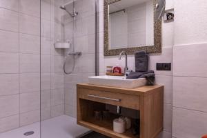 Koupelna v ubytování Schneggnheisl Panoramaappartements + 13 fotografií