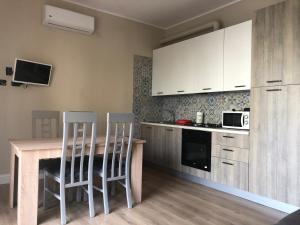 kuchnia z drewnianym stołem i 2 krzesłami w obiekcie GISELLE HOUSE w Cagliari