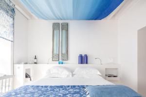 a bedroom with a bed with a blue canopy at Torre de Palma Wine Hotel - Design Hotels in Monforte