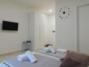 Televízia a/alebo spoločenská miestnosť v ubytovaní Room & 4 Studios - Modern Comfy Central - FREE Netflix