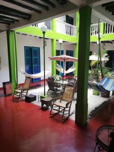 Hostel La Casona 1859 في غوادواس: فناء فيه كراسي وطاولة ومراجيح