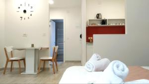 Η κουζίνα ή μικρή κουζίνα στο Room & 4 Studios - Modern Comfy Central - FREE Netflix