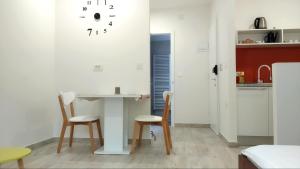 Η κουζίνα ή μικρή κουζίνα στο Room & 4 Studios - Modern Comfy Central - FREE Netflix