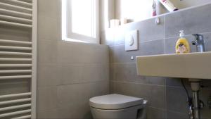 Ένα μπάνιο στο Room & 4 Studios - Modern Comfy Central - FREE Netflix