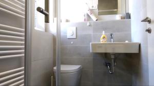 Ένα μπάνιο στο Room & 4 Studios - Modern Comfy Central - FREE Netflix