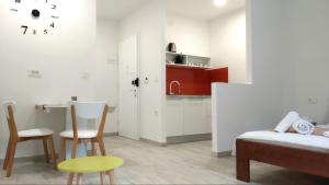 Kuchyňa alebo kuchynka v ubytovaní Room & 4 Studios - Modern Comfy Central - FREE Netflix