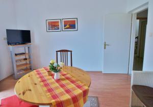 Televízia a/alebo spoločenská miestnosť v ubytovaní Apartments Biserka