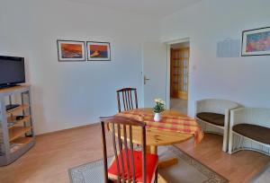 Televízia a/alebo spoločenská miestnosť v ubytovaní Apartments Biserka