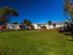 una casa con un prato davanti di Kune Crib - Ohakune Holiday Home near Turoa a Ohakune