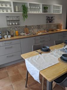 TursacにあるDomaine de Fleurieのキッチン(テーブル2台、カウンタートップ付)
