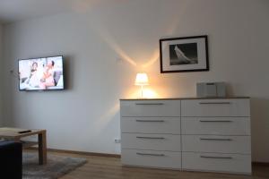 sypialnia z komodą z lampką w obiekcie Apartmán Lipno G11 w mieście Frymburk