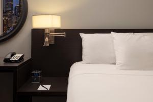 Postel nebo postele na pokoji v ubytování Executive Hotel Pacific