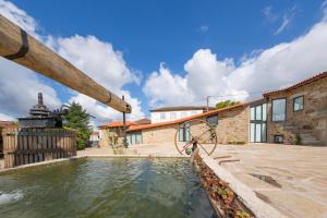 a water fountain in the courtyard of a house at GOLDNATURE in Gondomar