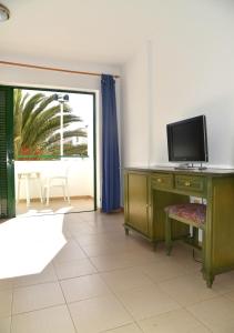 a living room with a desk with a tv on it at Sunny Silencio Park in Arona