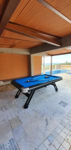 Stolní tenis v ubytování Villa LKL, heated private pool, secluded and with a great view nebo okolí