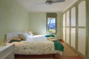 1 dormitorio con cama y ventana en Casa Aigua Freda, en Begur
