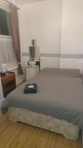 ブラックプールにあるMyRoomz Orchid Hotelのベッドルーム1室(ベッド1台、シンク、窓付)